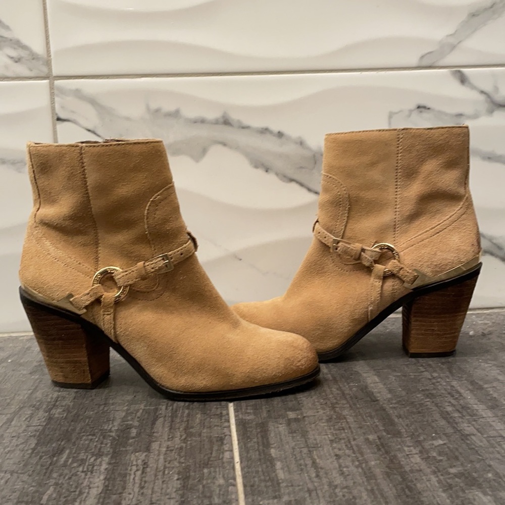 VINCE CAMUTO GREGGER BOOTIE - Picture 3 of 9